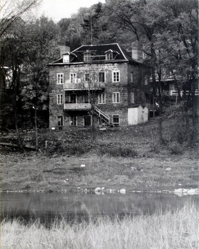 Cap-Rouge - Maison couverte en pavillon
