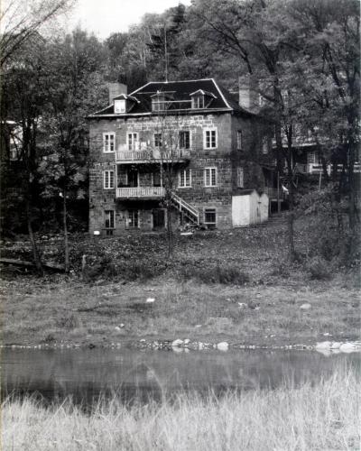 Cap-Rouge - Maison couverte en pavillon