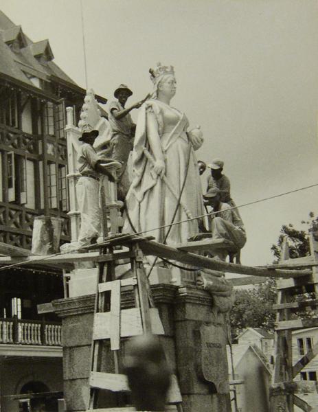 Untitled (statue of Queen Victoria)