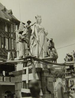 Untitled (statue of Queen Victoria)