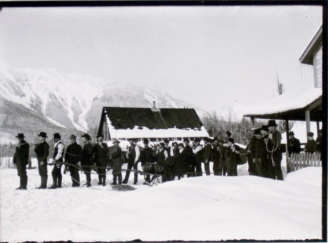 Nettie-L Mine / bodies of gassed men taken out for burial (1903)