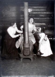 Anne Williams, Mattie, and Rose Williams, Nettie L. mine, Ferguson, BC