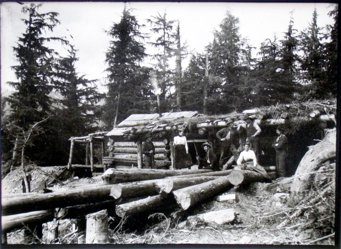 "Novel Outing" Party in Front of Nettie-L Mine (August 28, 1900)