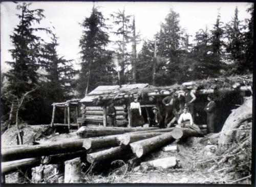 "Novel Outing" Party in Front of Nettie-L Mine (August 28, 1900)