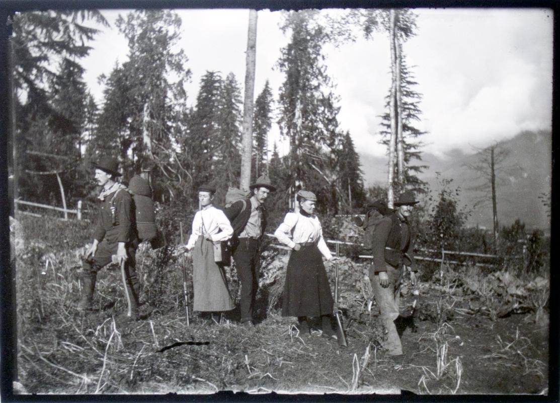 Harry Neeham, Mattie, A. J. & Mrs. Helms, Will Gunterman (The "Novel Outing" Party) (August 26, 1900)