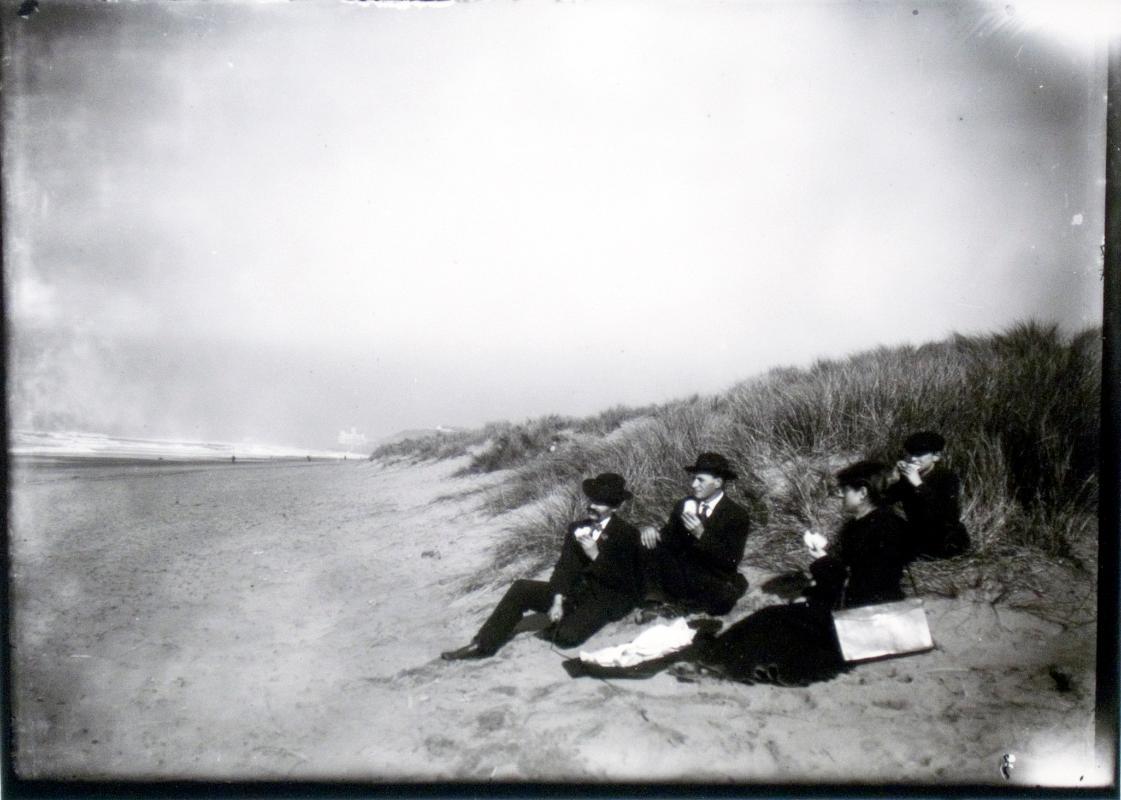 The Guntermans having lunch on San Francisco's Ocean Beach (1905)