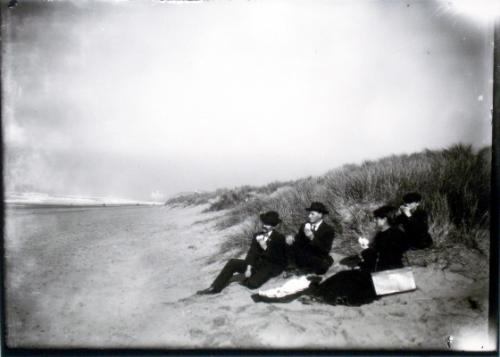 The Guntermans having lunch on San Francisco's Ocean Beach (1905)