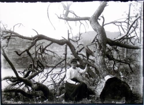 Mattie by tree, somewhere along the Columbia River between Spokane and the Lardeau (mid-1899)