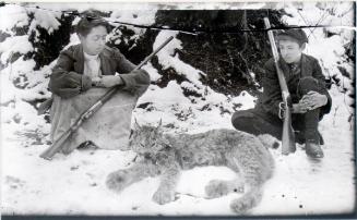 Beaton / Mattie & Henry with linx they shot (1906)