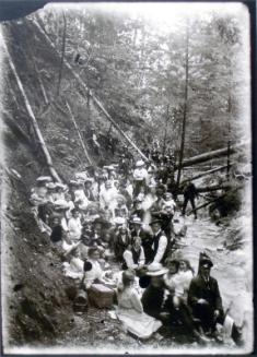 The Beaton town reunion memorial picnic at Halcyon Hot Springs (1910)